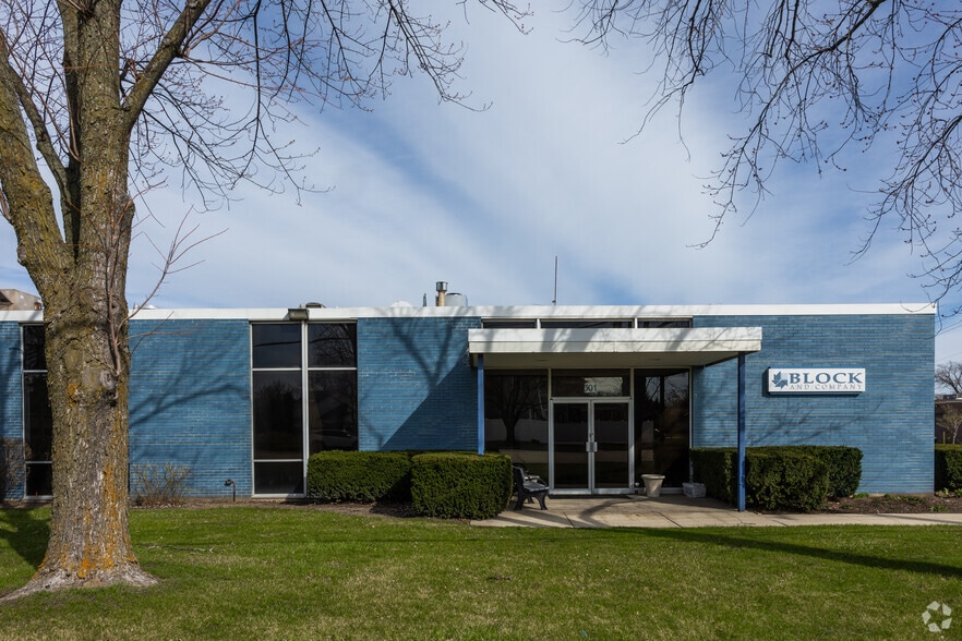 More Photos Of 1111 S Wheeling Rd, Wheeling Warehouse For Lease