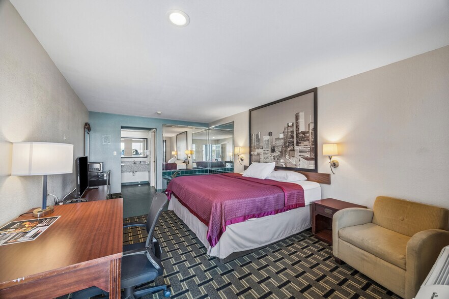 More Photos Of 1931 East Fwy, Baytown Hotel For Sale