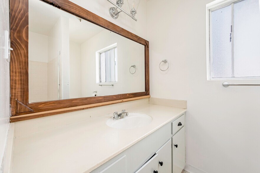 More Photos Of 24 Roswell Ave, Long Beach Apartments For Sale