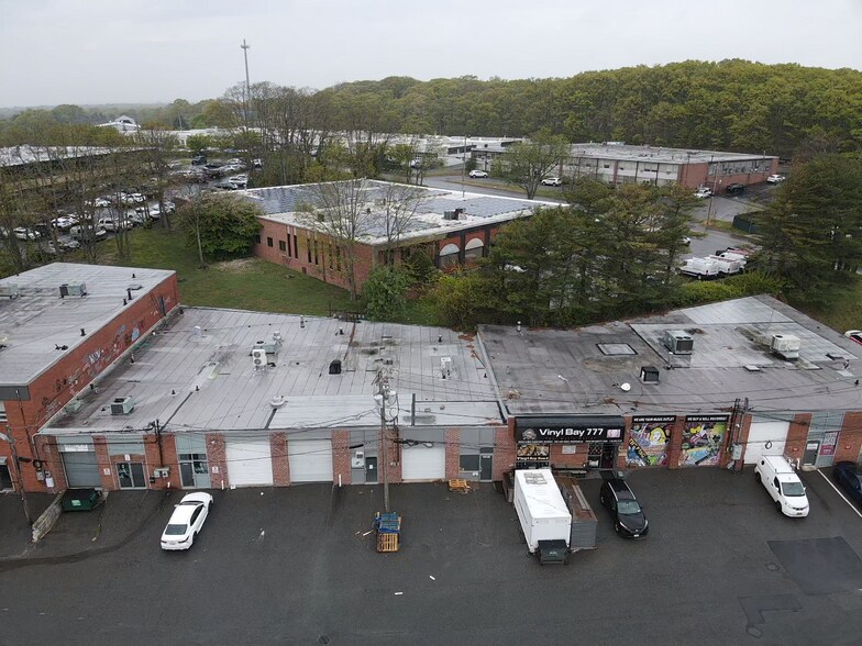More Photos Of 101 DuPont St, Plainview Warehouse For Lease
