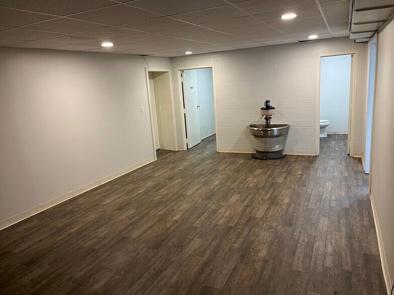 More Photos Of 908 E North St, Salina Warehouse For Lease