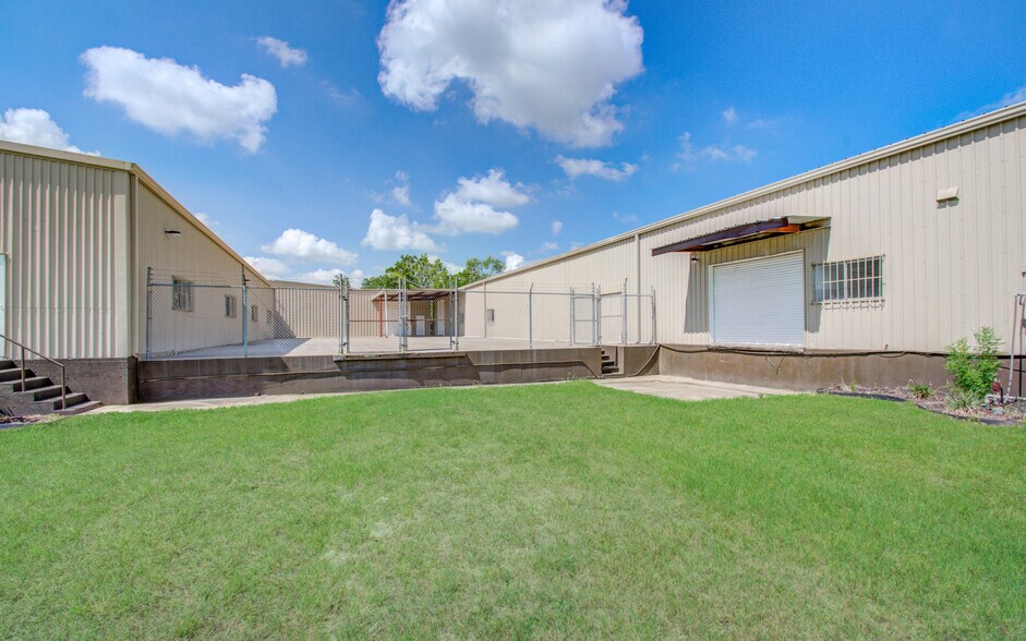 More Photos Of 7002 Bissell Rd, Manvel Manufacturing For Lease