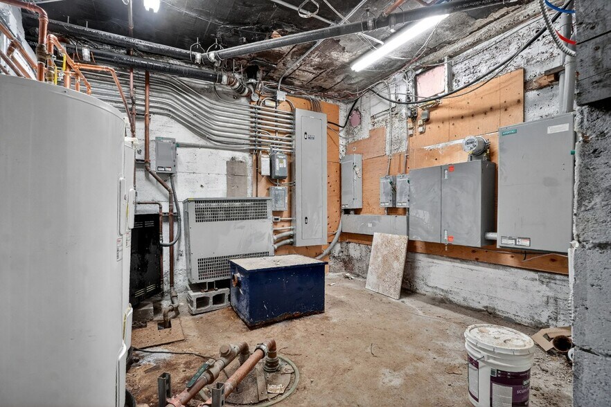 More Photos Of 1231-1233 Av Greene, Westmount Freestanding For Sale