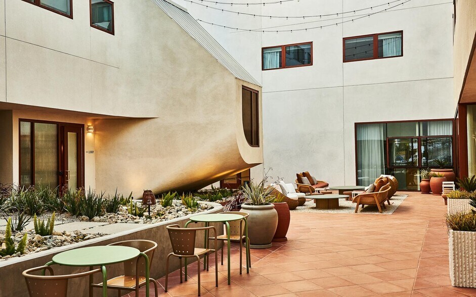 More Photos Of 5170 W Adams Blvd, Los Angeles Hotel For Lease