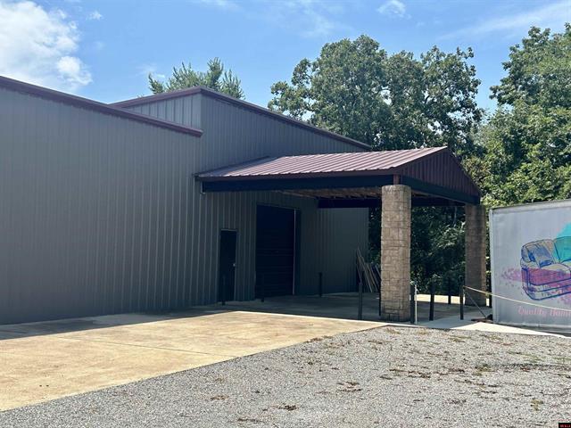 More Photos Of 1300 E Main St, Flippin Showroom For Sale