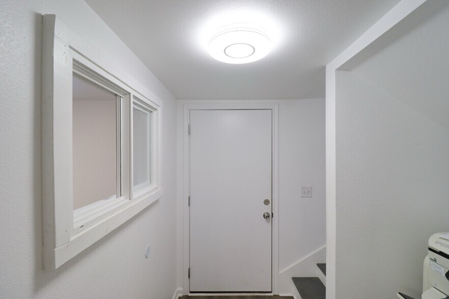 More Photos Of 305 Victor St, Austin Warehouse For Sale