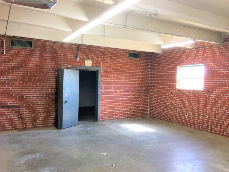 More Photos Of 620 N Edgemoor St, Wichita Warehouse For Sale