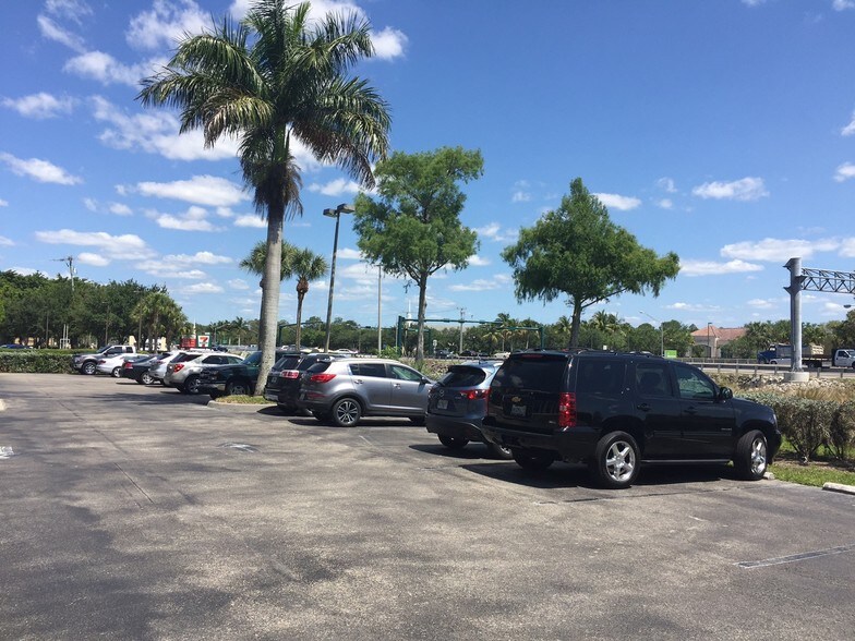 More Photos Of 2528-2548 Northbrooke Plaza Dr, Naples Storefront Retail Office For Lease