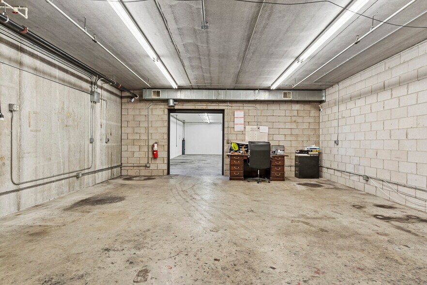 More Photos Of 405 Commerce Ct, Vadnais Heights Manufacturing For Sale