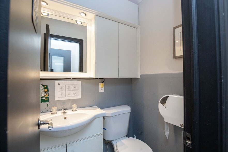 More Photos Of 190 Hempstead Dr, Hamilton Refrigeration Cold Storage For Sale