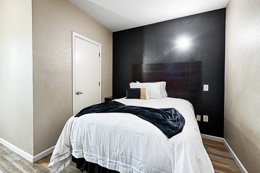 More Photos Of 110 S Main, Dilley Hotel For Sale