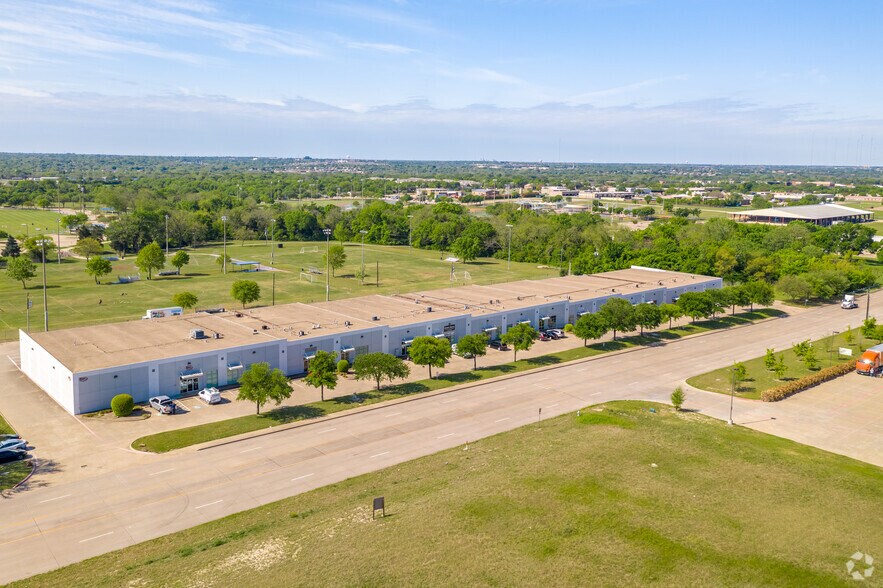 More Photos Of 616-642 E Centre Park Blvd, DeSoto Warehouse For Lease