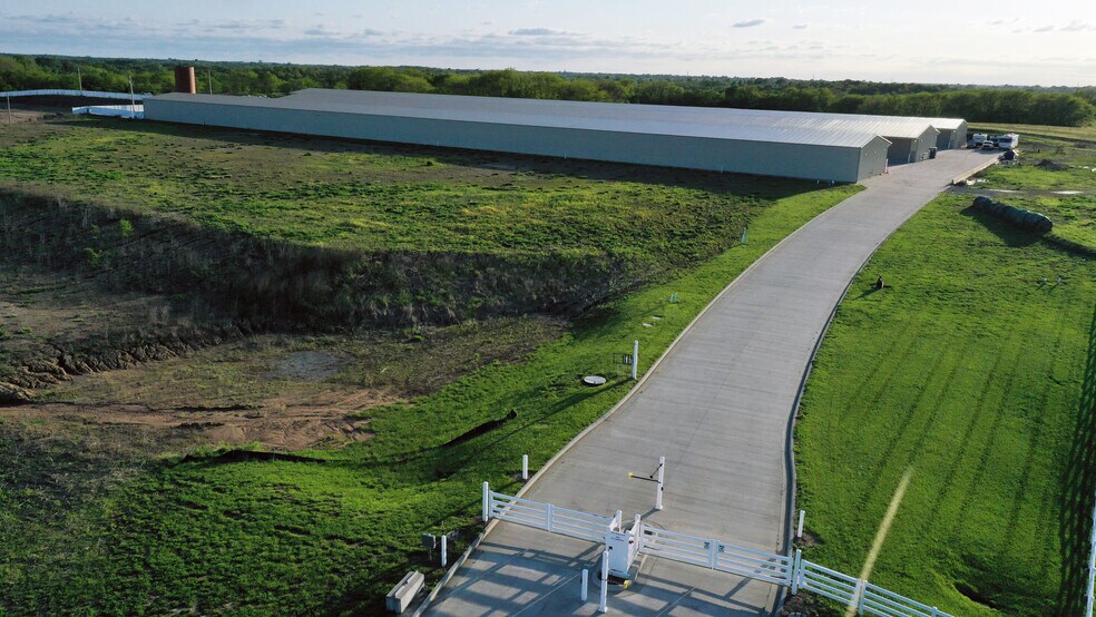 More Photos Of 14600 N US Highway 169, Smithville Self Storage For Lease