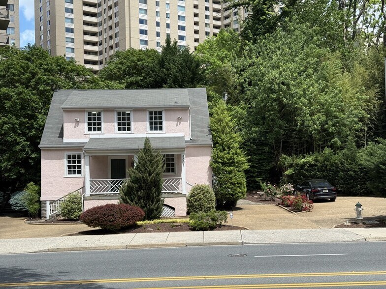 More Photos Of 4607 Willard Ave, Chevy Chase Office For Sale