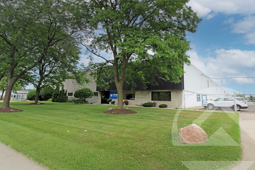 More Photos Of 33180 Fisher Dr, Saint Clair Shores Showroom For Lease