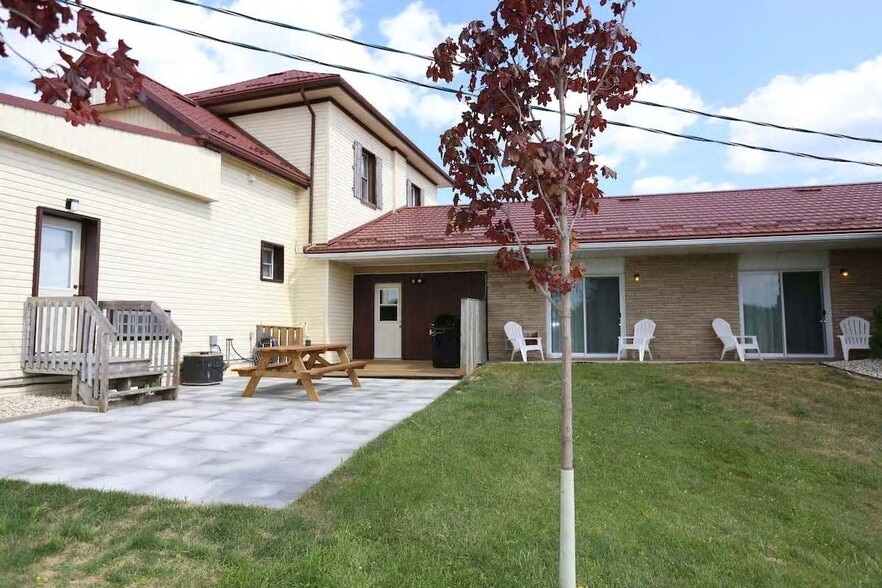 More Photos Of 8500 Road 164, Listowel Hotel For Sale