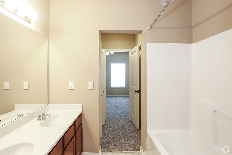More Photos Of 630 NW Yennie St, Grain Valley Apartments For Lease