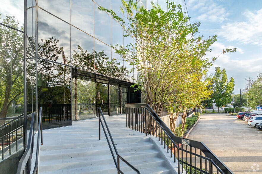 More Photos Of 1001 S Dairy Ashford Rd, Houston Office For Lease