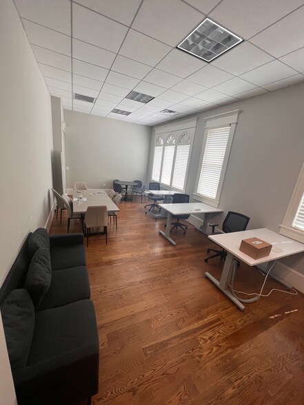 More Photos Of 933 Studewood St, Houston Office For Lease