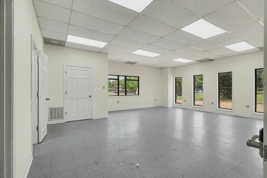 More Photos Of 1445 Cleveland Ave, East Point Showroom For Sale