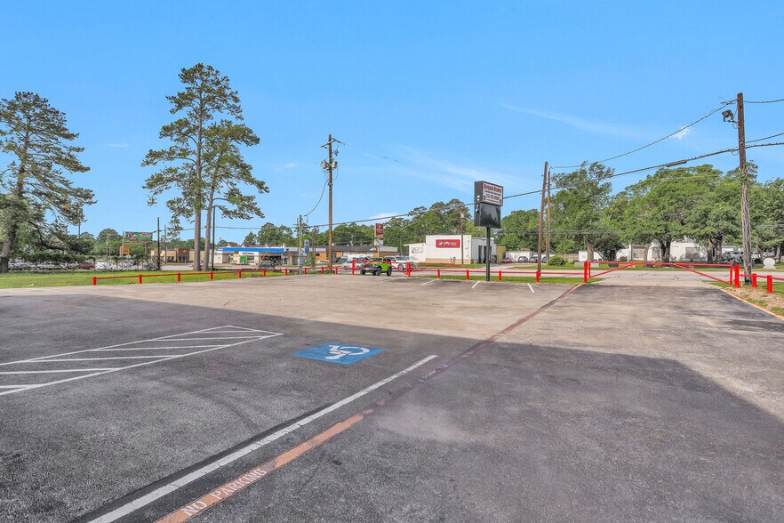 More Photos Of 1308 N Frazier St, Conroe Service For Sale