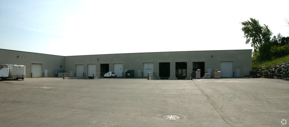 More Photos Of 301 Commerce St, Waukesha Distribution For Lease