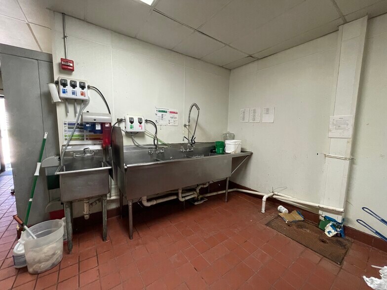 More Photos Of 3105 Saint Paul St, Baltimore Storefront Retail Residential For Lease