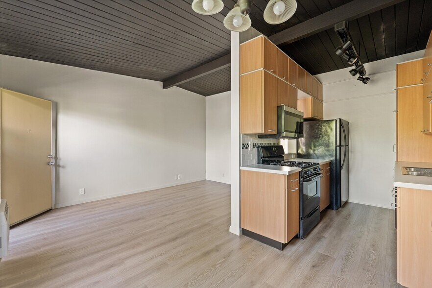 More Photos Of 7559 Whitsett Ave, North Hollywood Apartments For Sale