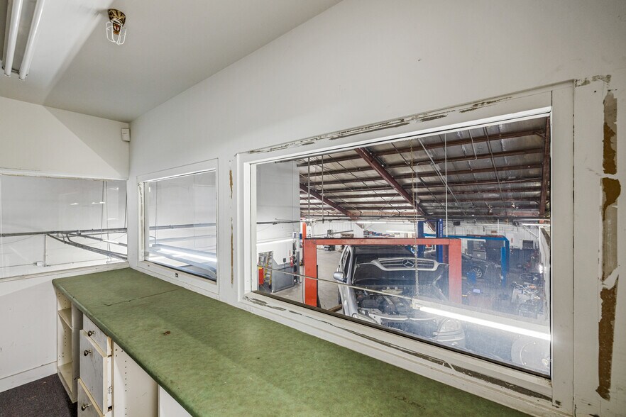 More Photos Of 4775-4779 E Ramon Rd, Palm Springs Warehouse For Sale