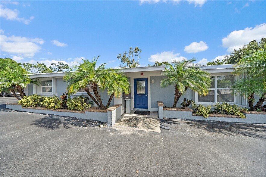 Primary Photo Of 2535 Bee Ridge Rd, Sarasota Medical For Lease