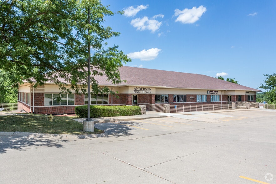 Primary Photo Of 2501 Westown Pky, West Des Moines Medical For Lease