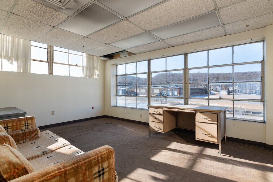 More Photos Of 299 Welton St, Hamden Warehouse For Lease