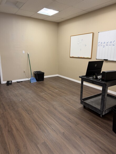 More Photos Of 1076 Business Ln, Naples Showroom For Sale