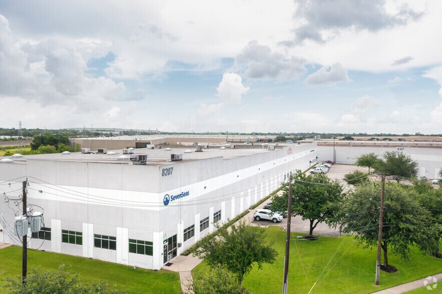 More Photos Of 8207 North Loop E, Houston Distribution For Lease
