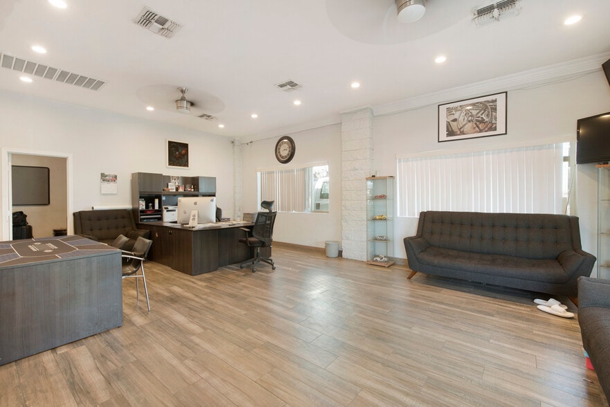 More Photos Of 507 E Broadway Rd, Phoenix Freestanding For Sale