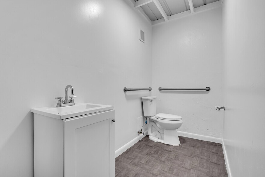 More Photos Of 2320-2326 NW 7th Ct, Miami Warehouse For Lease