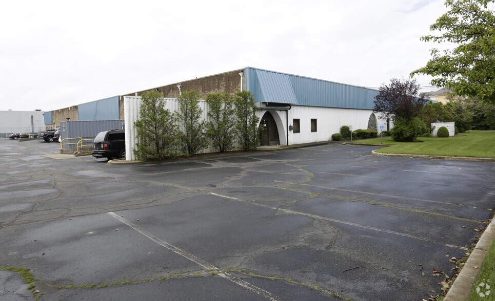 More Photos Of 20-38 Aero Rd, Bohemia Warehouse For Lease