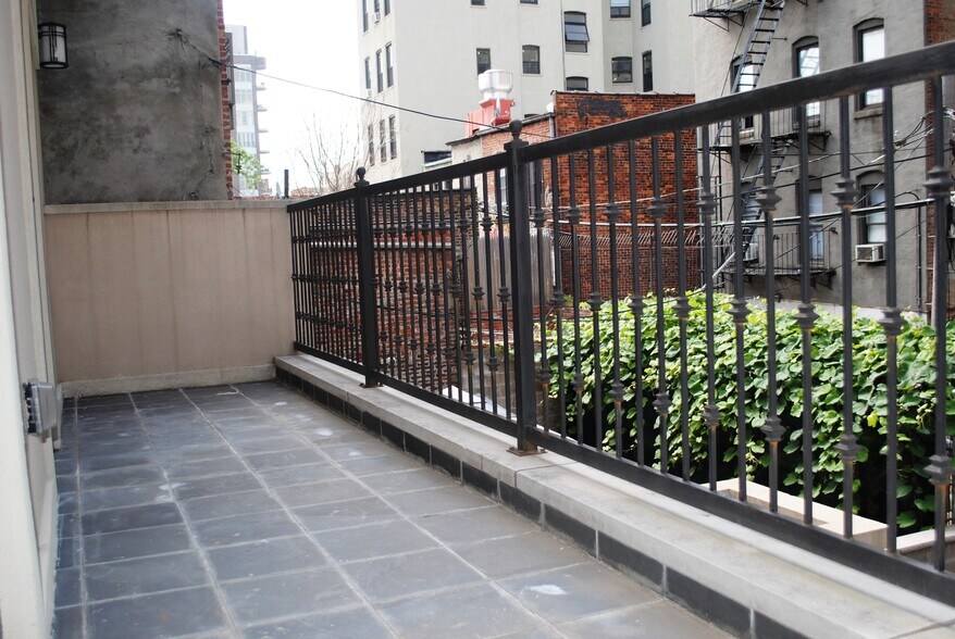 More Photos Of 276 Grand St, Brooklyn Storefront Retail Residential For Lease