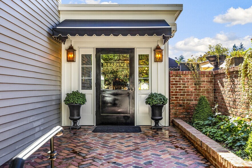 More Photos Of 240 E California St, Jacksonville Hotel For Sale