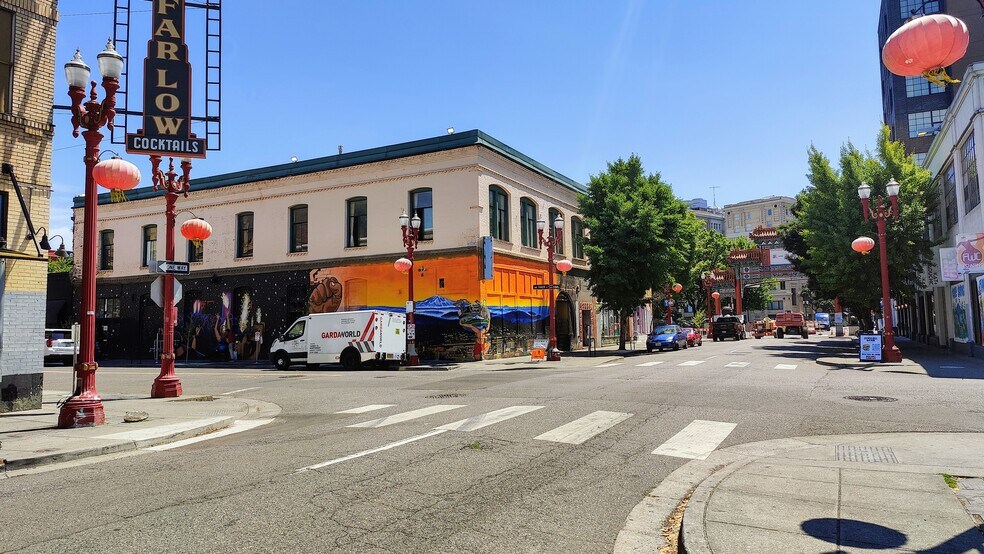 More Photos Of 26-32 NW 4th Ave, Portland Bar For Sale