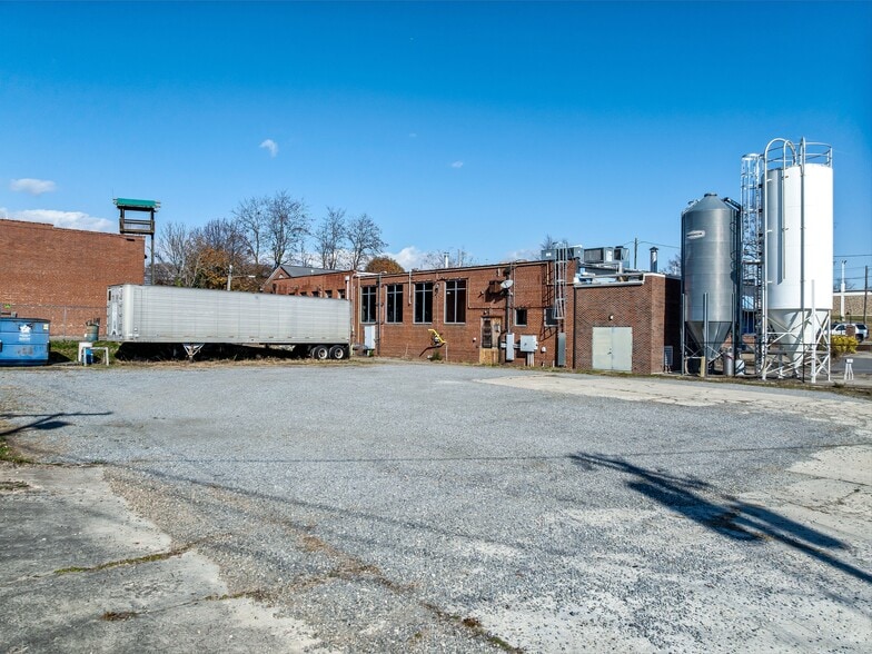 More Photos Of 212 S Green St, Morganton Bar For Sale