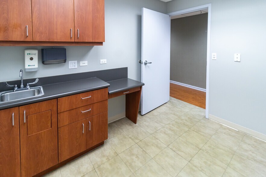 More Photos Of 2400 N Ashland Ave, Chicago Medical For Lease