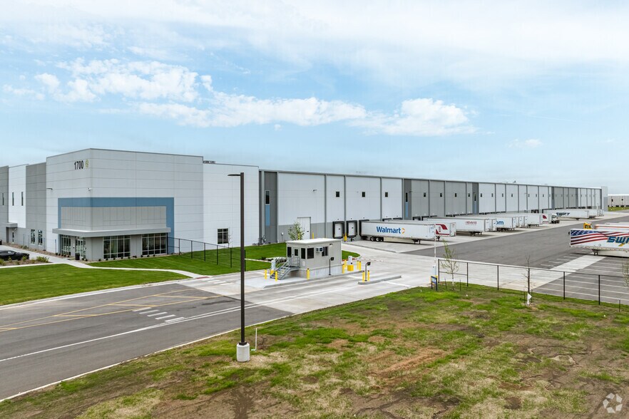 More Photos Of 1700 Commerce Dr, Raymore Distribution For Lease
