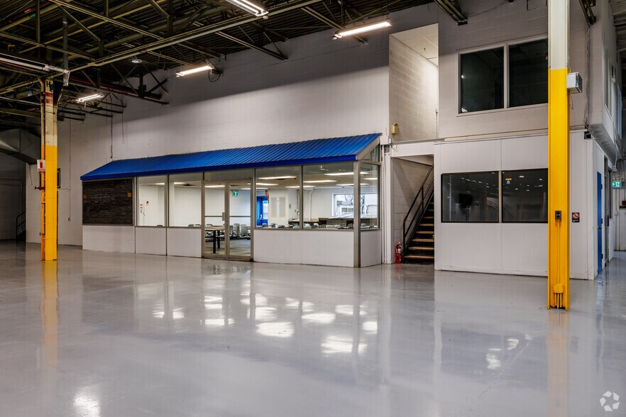 More Photos Of 3000 Aut Transcanadienne, Pointe-claire Distribution For Sale