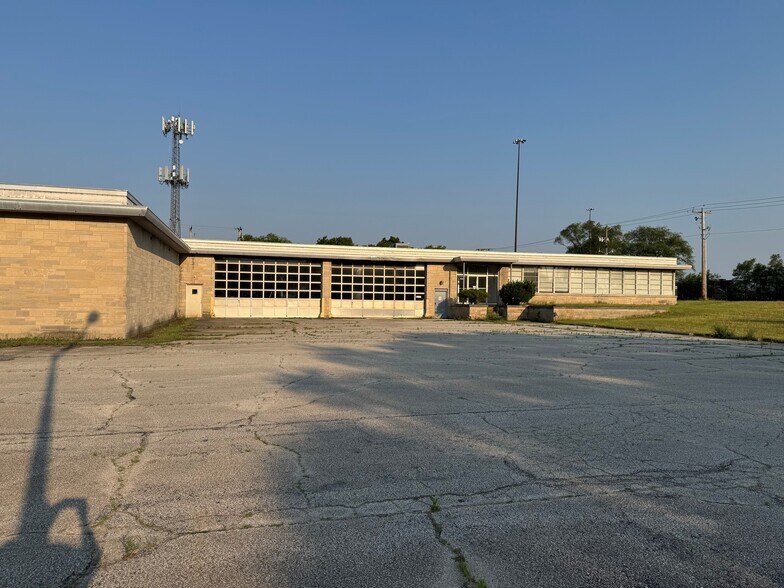 More Photos Of 2941 Moose Trl, Elkhart Manufacturing For Sale