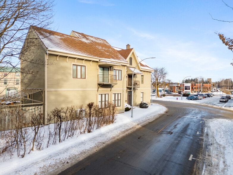 Primary Photo Of 1235 Rue Dessaulles, Saint-hyacinthe Flex For Sale