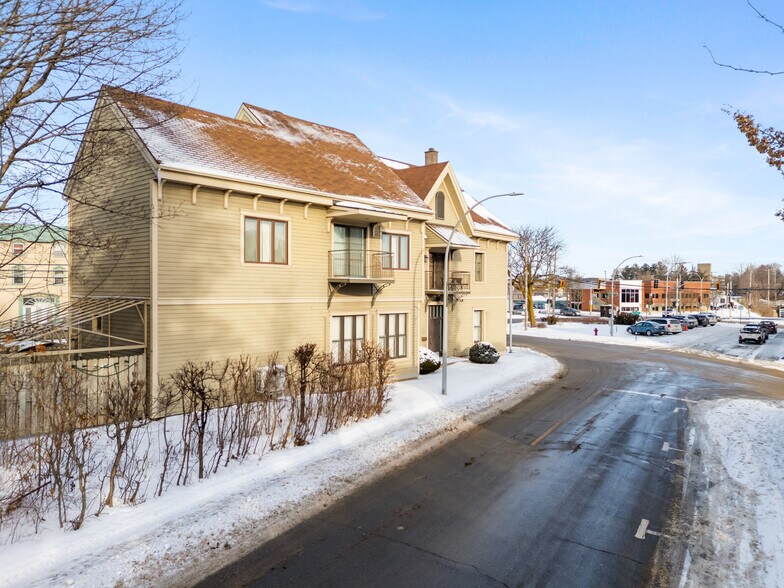 Primary Photo Of 1235 Rue Dessaulles, Saint-Hyacinthe Flex For Sale