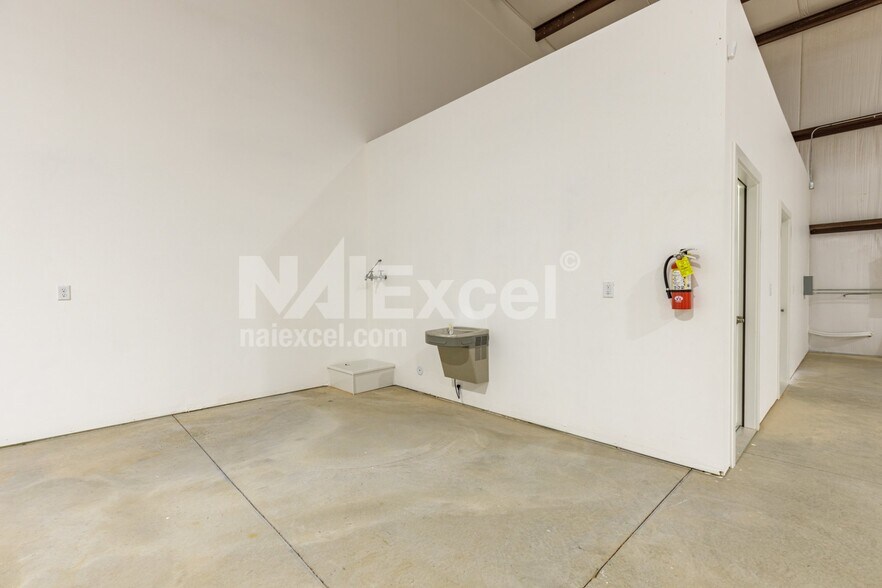 More Photos Of 1129 Regional Pk rd, Hurricane Warehouse For Lease