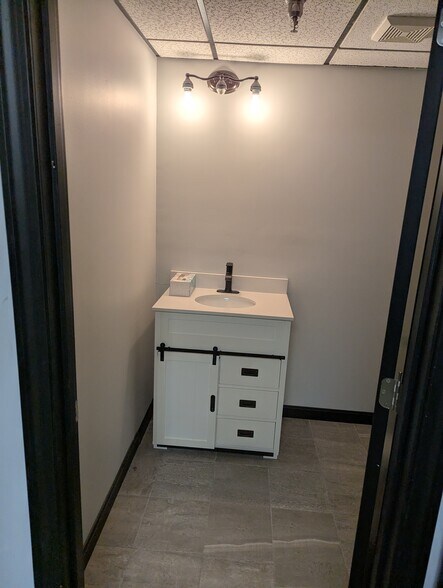 More Photos Of 389 Main St, Salem Office For Sale