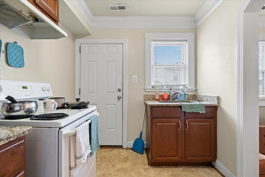 More Photos Of 1911 Dixon St, Fredericksburg Freestanding For Sale